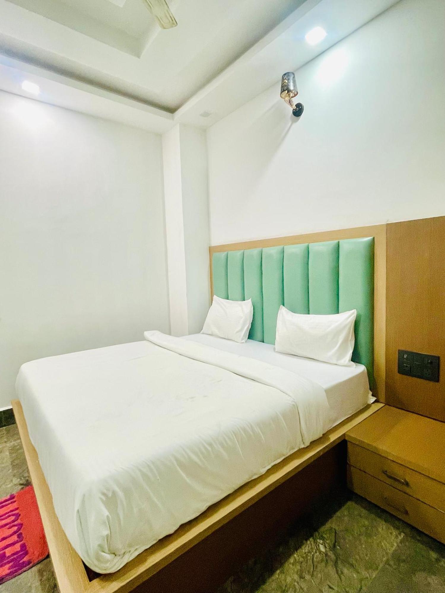 Hotel Golden Door Матхура Экстерьер фото
